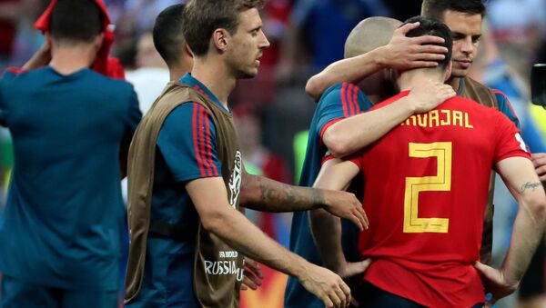 Игроки сборной Испании после матча 1/8 финала чемпионата мира по футболу между сборными Испании и России - Sputnik Грузия