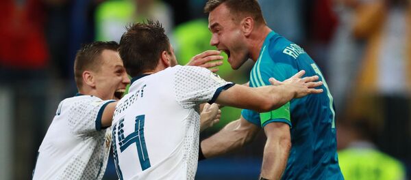 Игроки сборной России радуются победе в матче 1/8 финала чемпионата мира по футболу между сборными Испании и России - Sputnik Грузия
