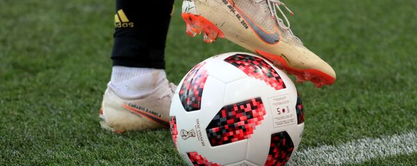 Официальный мяч для игр плей-офф чемпионата мира по футболу 2018 Telstar Мечта в матче 1/8 финала чемпионата мира по футболу между сборными Испании и России - Sputnik Грузия