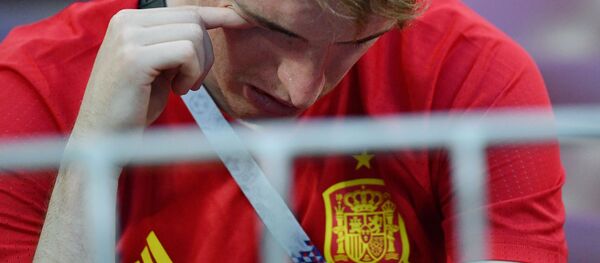 Болельщик сборной Испании после окончания матча 1/8 финала чемпионата мира по футболу между сборными Испании и России - Sputnik Грузия