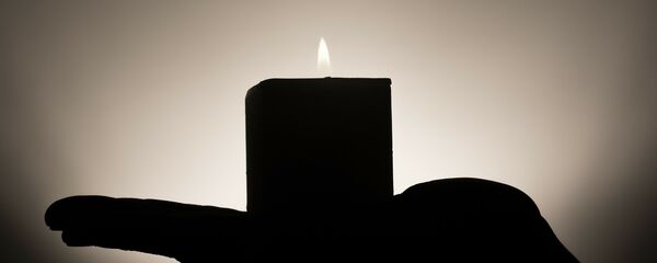 Горящая свеча в руке, фото из архива Горящая свеча в руке, фото из архива - Sputnik Грузия