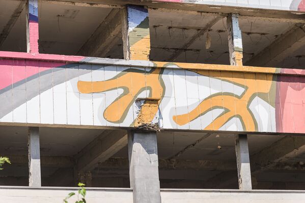 Для того, чтобы украсить всю фасадную часть здания граффити, была проделана поистине титаническая работа - Sputnik Грузия