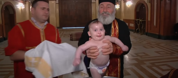 Крещение младенцев в Грузии – видео, которое шокировало миллионы - Sputnik Грузия