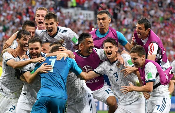 Игроки сборной России радуются победе в матче 1/8 финала чемпионата мира по футболу между сборными Испании и России Игроки сборной России радуются победе в матче 1/8 финала чемпионата мира по футболу между сборными Испании и России - Sputnik Грузия