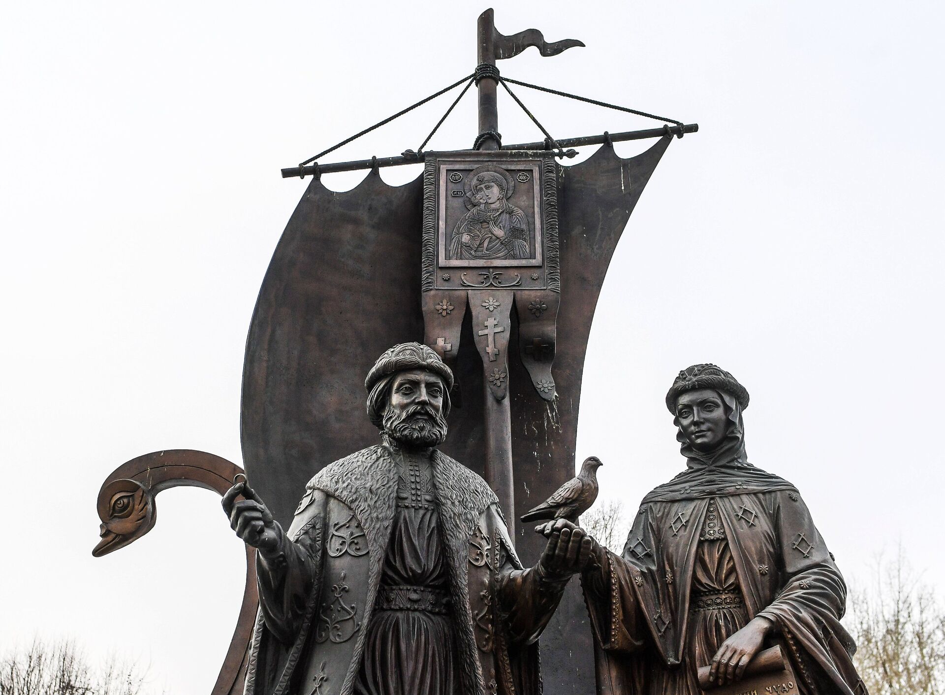 Памятник святым Петру и Февронии в Екатеринбурге - Sputnik Грузия, 1920, 07.07.2022