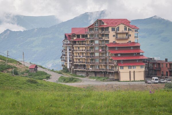 Следуя по Военно-Грузинской дороге в Тбилиси, путешественники проезжают горнолыжный курорт Гудаури - сейчас тут не сезон, но с конца осени это место обретет новую жизнь и тут будут тысячи отдыхающих - Sputnik Грузия