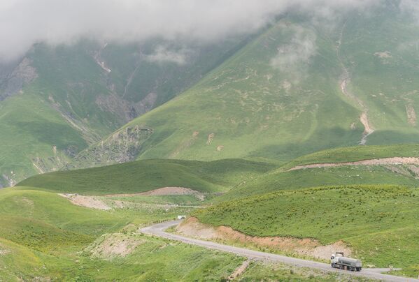 По этой дороге от КПП Казбеги от грузино-российской границы можно доехать до Тбилиси - Sputnik Грузия