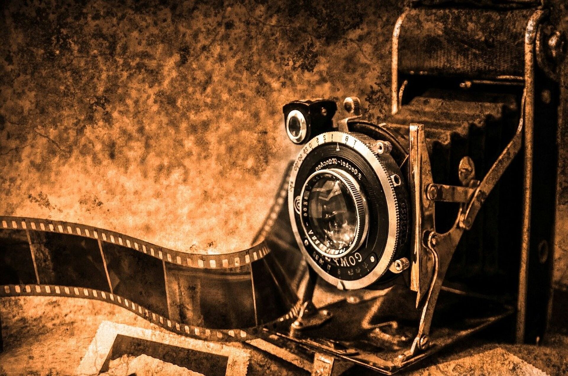Старая кинокамера и кинопленка - Sputnik Грузия, 1920, 25.01.2023