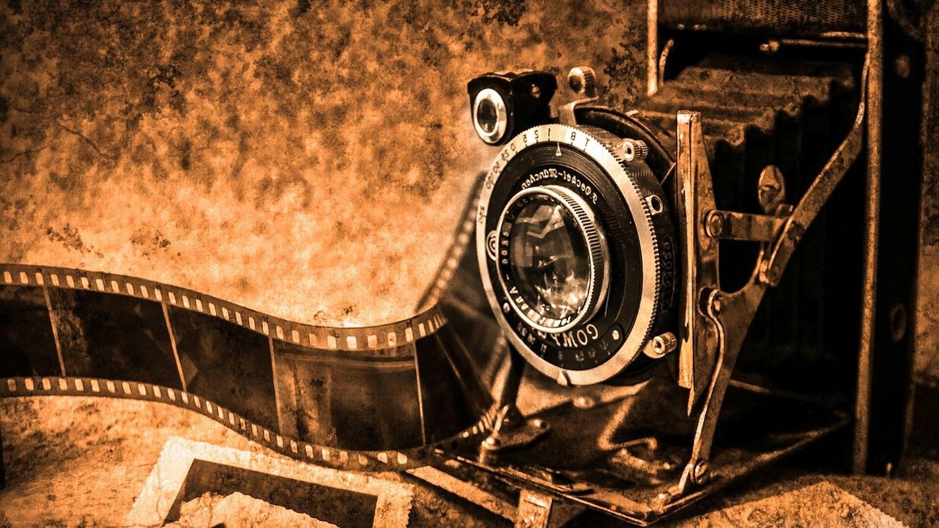 Старая кинокамера и кинопленка - Sputnik Грузия, 1920, 23.07.2022