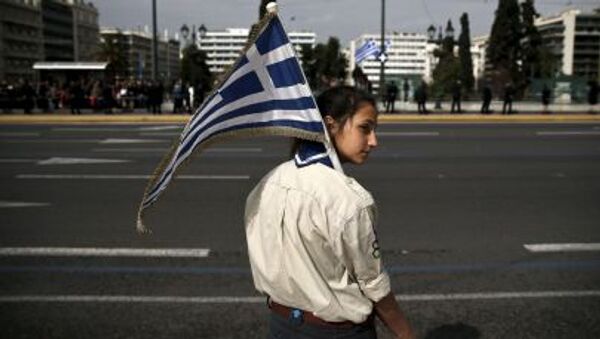 Девочка держит греческий флаг на студенческом параде в Афинах - Sputnik Грузия