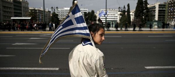 Девочка держит греческий флаг - Sputnik Грузия