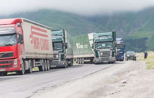 Военно-Грузинская дорога - это важная транспортная артерия. По ней ведется доставка грузов не только из России в Грузию и обратно, но и в Армению - Sputnik Грузия