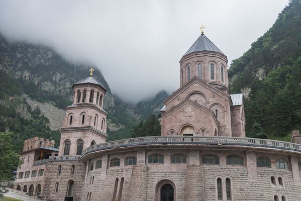 Недалеко от КПП Казбеги, среди гор и прямо у дороги расположена православная церковь - Sputnik Грузия