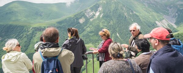 Гудаури летом лето туризм курорт отдых в горах горный воздух туристы поход горы - Sputnik Грузия