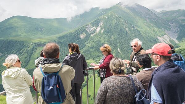 Гудаури летом лето туризм курорт отдых в горах горный воздух туристы поход горы - Sputnik Грузия