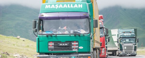 Грузовики на Военно-Грузинской дороге  - Sputnik Грузия