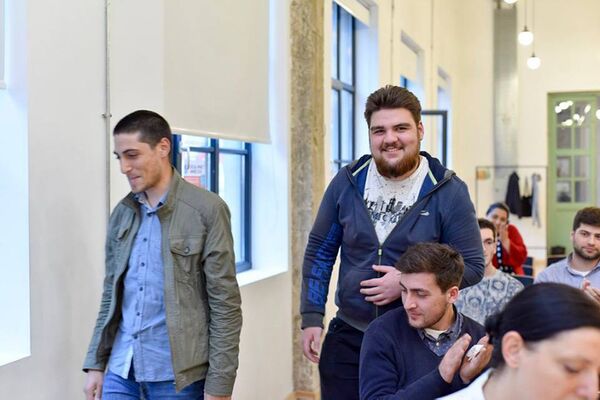 Студенты, работающие над часами Рамаз Джавахишвили и Мате Джавахишвили Студенты, работающие над часами Рамаз Джавахишвили и Мате Джавахишвили - Sputnik Грузия