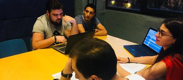 Студенты, работающие над часами Рамаз Джавахишвили и Мате Джавахишвили - Sputnik Грузия