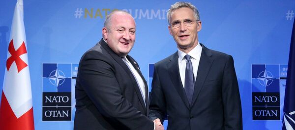 Президент Грузии Георгий Маргвелашвили и генсек НАТО Йенс Столтенберг - Sputnik Грузия