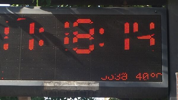 Информационное табло на автобусной остановке в Тбилиси показывает температуру - Sputnik Грузия