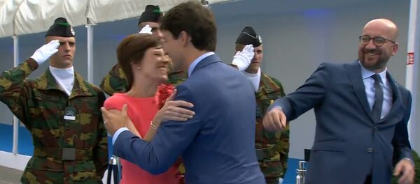 Трюда не заметил премьер-министра Бельгии во время приветствия жены - Sputnik Грузия