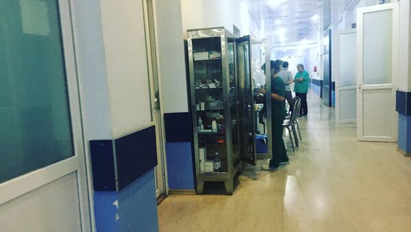 Пациенты и врачи в коридоре больницы - Sputnik Грузия