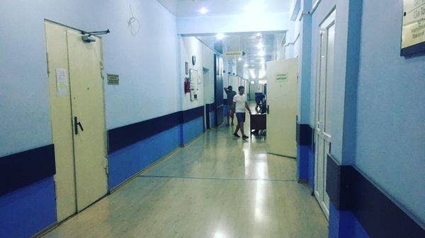 Пациенты и врачи в коридоре больницы Пациенты и врачи в коридоре больницы - Sputnik Грузия