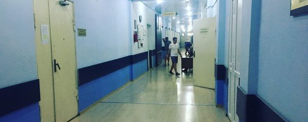Пациенты и врачи в коридоре больницы Пациенты и врачи в коридоре больницы - Sputnik Грузия