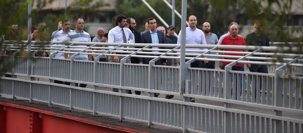 კალაძე თბილისის ერთ-ერთ საფეხმავლო ხიდს ათვალიერებს - Sputnik საქართველო