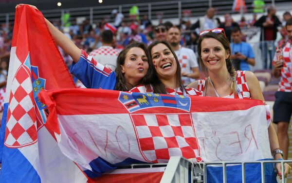 Болельщицы сборной Хорватии перед полуфинальным матчем чемпионата мира по футболу между сборными Хорватии и Англии - Sputnik Грузия