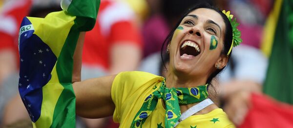 Болельщица сборной Бразилии в матче 1/4 финала чемпионата мира по футболу между сборными Бразилии и Бельгии - Sputnik Грузия