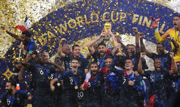 Примечательно, что французская национальная команда по футболу стала победителем мундиаля во второй раз. Первый кубок французы увезли домой в 1998 году - Sputnik Грузия