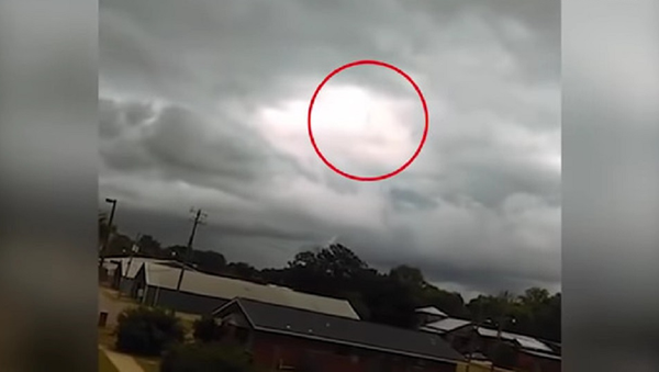 Очевидец заснял на видео Бога, идущего по облакам - Sputnik Грузия