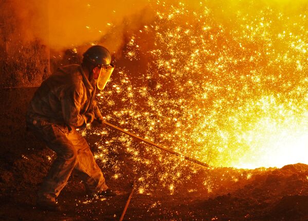 Рабочий на сталелитейном заводе Dongbei Special Steel в Даляне, провинция Ляонин, Китай - Sputnik Грузия