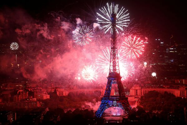 В Париже прошел традиционный парад по случаю Дня взятия Бастилии, а вечером состоялся салют. Специалисты установили 10 тысяч механизмов для запуска фейерверков и 160 дополнительных прожекторов, чтобы подсветить Эйфелеву башню - Sputnik Грузия