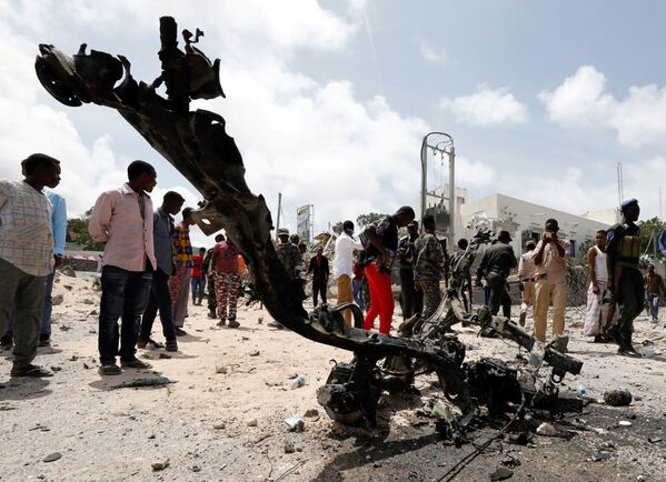 У резиденции президента Сомали в Могадишо произошел взрыв начиненного взрывчаткой автомобиля. За взрывом последовала перестрелка между сотрудниками службы безопасности Сомали и боевиками, которые пытались прорваться в резиденцию президента. Через несколько минут боевики подорвали у президентского дворца второй автомобиль - Sputnik Грузия
