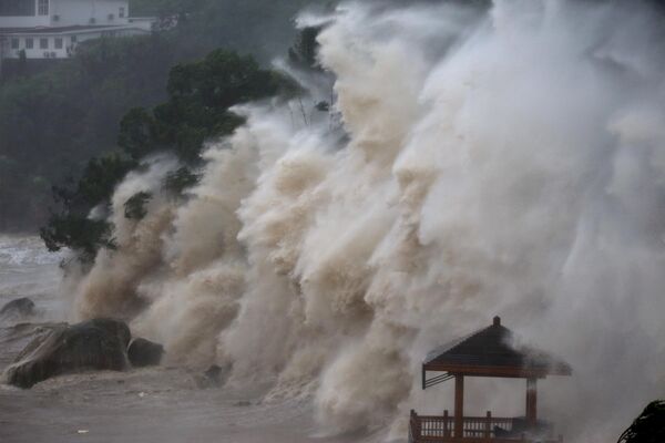 На прибрежные районы Восточного Китая обрушился тропический супертайфун Мария. Скорость ветра в его эпицентре достигала 187-ми километров в час - Sputnik Грузия