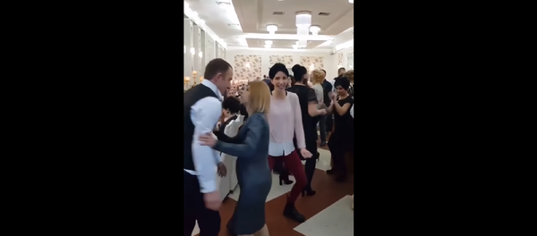 Ревнивая грузинка не дает мужу танцевать на свадьбе с другими – смешное видео - Sputnik Грузия