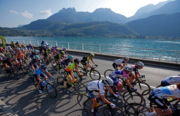 105-я велогонка Тур де Франс стартовала 7 июля на западе страны (Земли Луары, Бретань). Маршрут проходит по северным дорогам (О-де-Франс), региону Овернь-Рона-Альпы и Пиренеям и завершится в Париже 29 июля - Sputnik Грузия