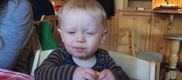 Малыши едят лимон – следим на видео за выражением их лиц - Sputnik Грузия