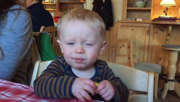 Малыши едят лимон – следим на видео за выражением их лиц - Sputnik Грузия