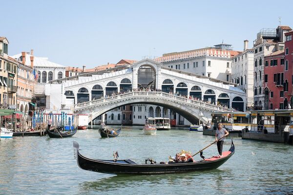Мост Риальто смело можно назвать одним из символов Венеции. Размеры моста Риальто скромные: максимальная высота в центре — 7,5 метра, общая длина — 48 метров. А вот опора переправы впечатляет — 12 тысяч свай, забитых на дне Гранд-канала. Сегодня на мосту расположены сувенирные лавки - Sputnik Грузия