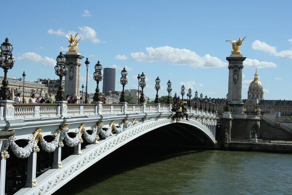 Приезжая в столицу Франции, туристы обязательно включают в программу посещения достопримечательностей мост Александра III в Париже. Это уникальное по своей красоте строение, украшенное диковинным орнаментом, ангелами, фантастическими животными, божественными девами, и прочим декором в жанре нового искусства - Sputnik Грузия