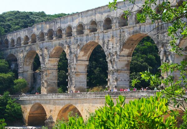 Пон-дю-Гар, самый высокий древнеримский мост-акведук Древнего Рима. Акведук  находится вдалеке от общепринятых туристических маршрутов, так что людей здесь бывает мало, а те, которые всё-таки оказываются около акведука — стараются запечатлеть его в памяти во всех подробностях. С 1985 года Пон-дю-Гар находится в списке Всемирного наследия ЮНЕСКО - Sputnik Грузия