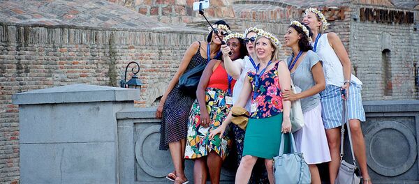 Туристки фотографируются на память в столице Грузии - Sputnik Грузия