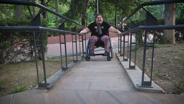 Жительница Грузии с ОВЗ рассказала Sputnik о сложностях передвижения по городу на инвалидной коляске - Sputnik Грузия