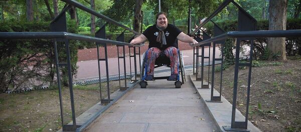 Жительница Грузии с ОВЗ рассказала Sputnik о сложностях передвижения по городу на инвалидной коляске - Sputnik Грузия