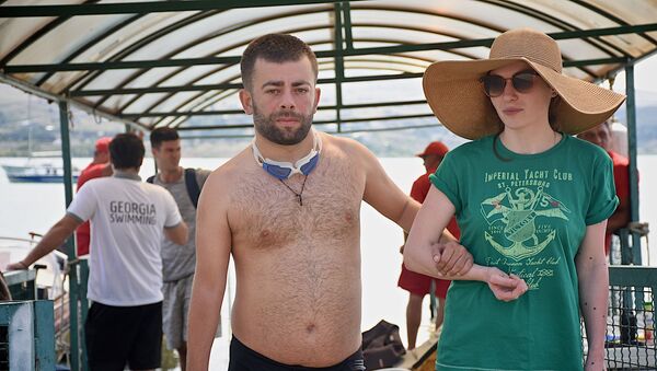 Паралимпиец Давид Гиоргобиани со своей девушкой на берегу Тбилисского моря - Sputnik Грузия