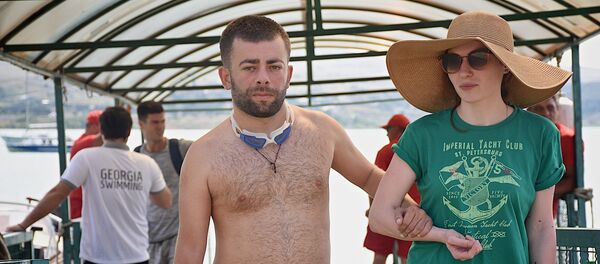 Паралимпиец Давид Гиоргобиани со своей девушкой на берегу Тбилисского моря - Sputnik Грузия