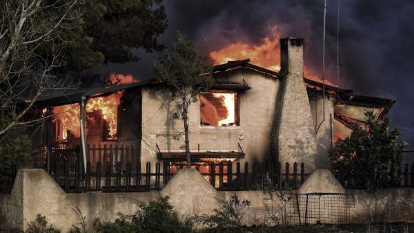 Горящий дом, попавший в зону лесных пожаров в окрестностях Афин, Греция - Sputnik Грузия
